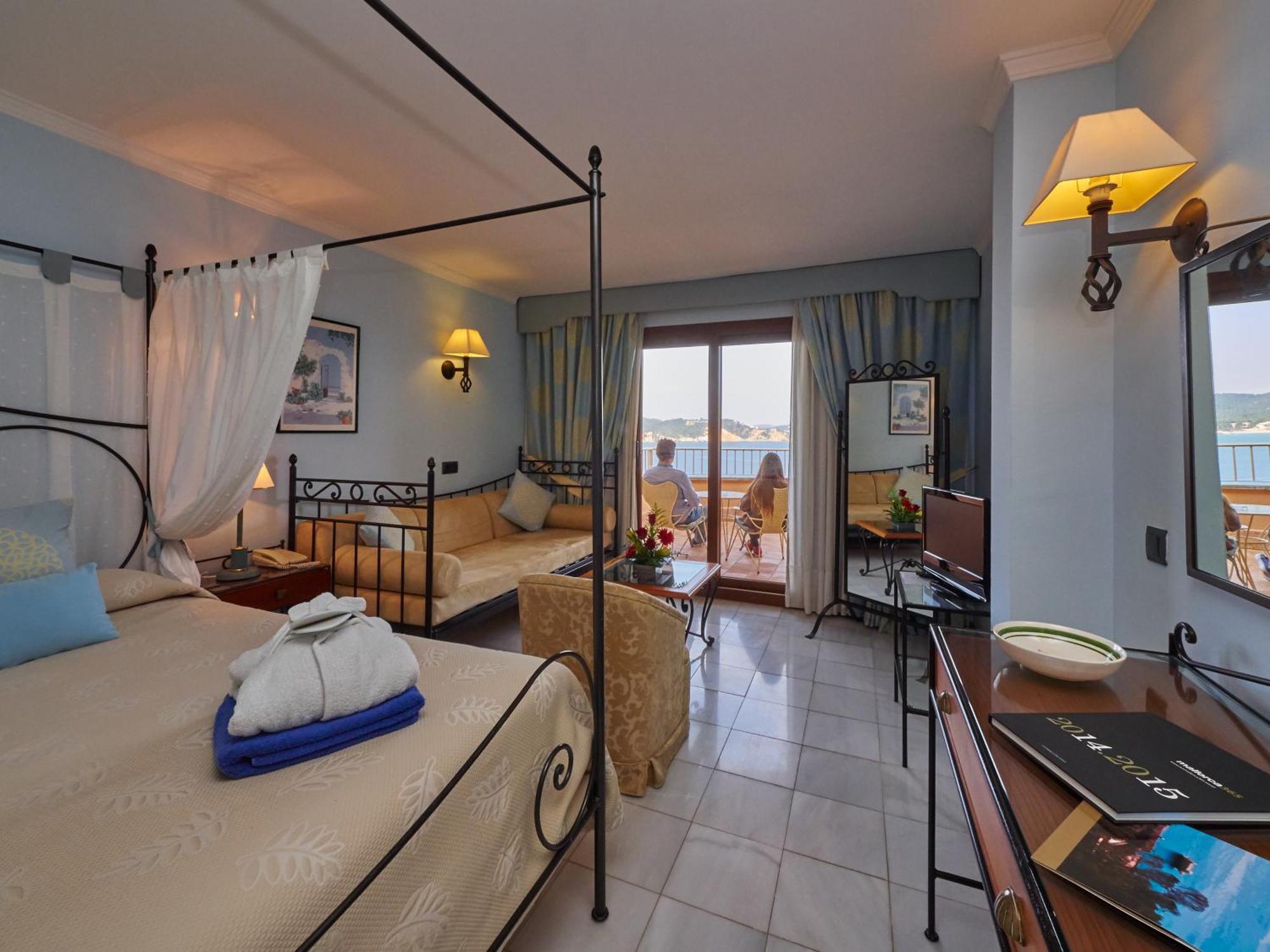 Hotel Petit Cala Fornells ปาเกรา ภายนอก รูปภาพ